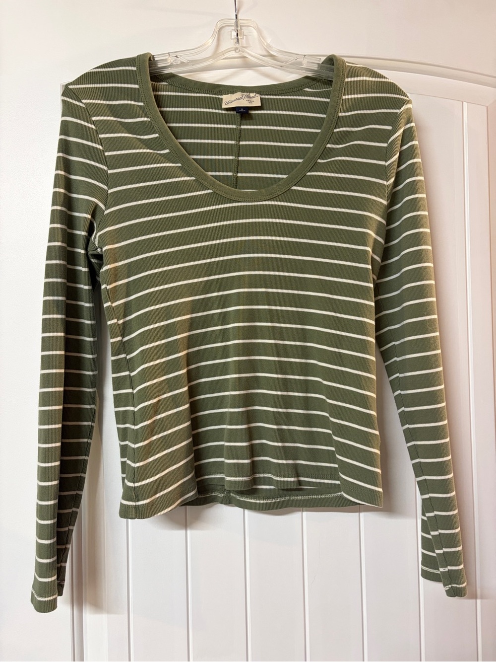 Universal Thread Women’s Slim Fit Long Sleeve Scoop Neck Ribbed Shirt